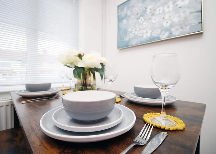 2 Bedroom House On Holmes Hill Road- Free Parking, Wi-Fi & Patio Bristol