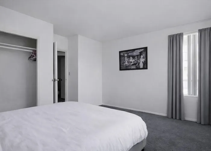 Spacious 2 Bedroom 2 Bathroom Unit Great Location Los Angeles