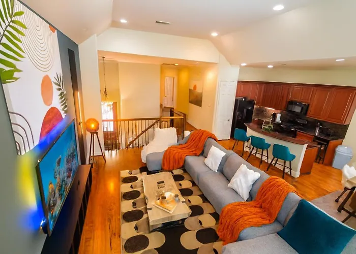 Stylish Home Private Pool, King Bed & Garage Houston