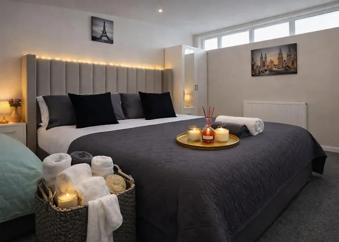 Iron House - 4 Bedroom - Contractors & Families - Free Parking - Near Excel, Canary Wharf, O2, City Airport & Greenwich London