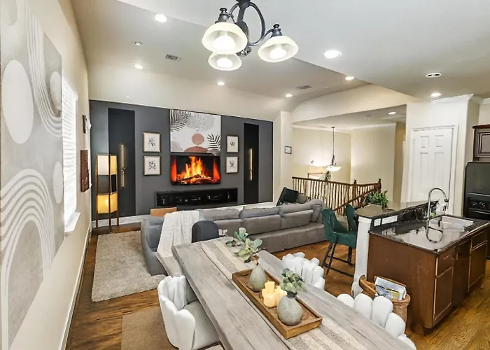 Stylish Home Private Pool, King Bed & Garage Houston