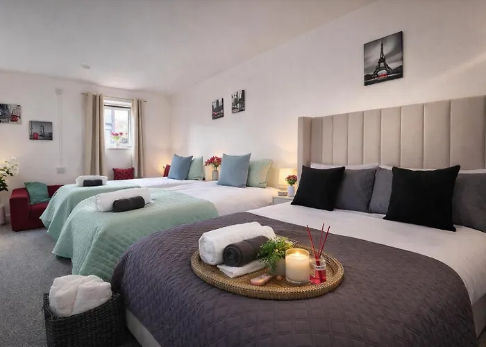 Iron House - 4 Bedroom - Contractors & Families - Free Parking - Near Excel, Canary Wharf, O2, City Airport & Greenwich London