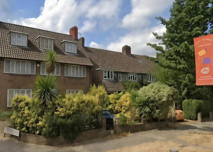 Great 5-Bedroom House In Thornton Road Sleeps 14+ London
