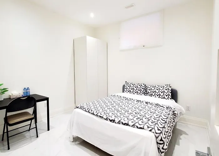 Comfortable Room In Toronto Next To Yorkdale Mall