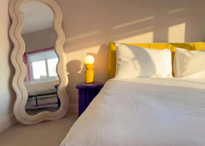 Zozy Clitterhouse Hotel London