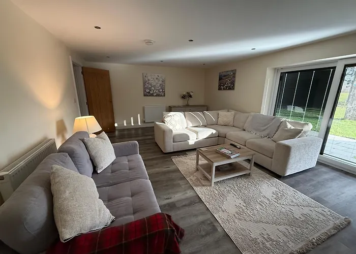 Four Bedroom House With Private Pool - Stunning Countryside Location With Parking Close To Chester City Centre