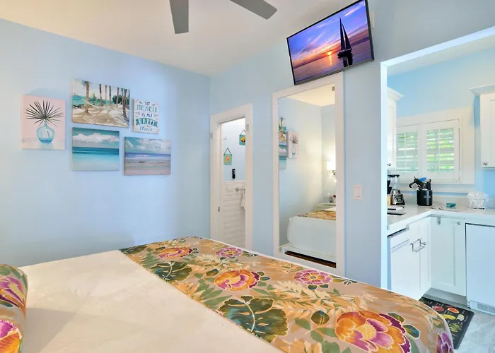 Center Court-Boutique Old Town Lodging Key West