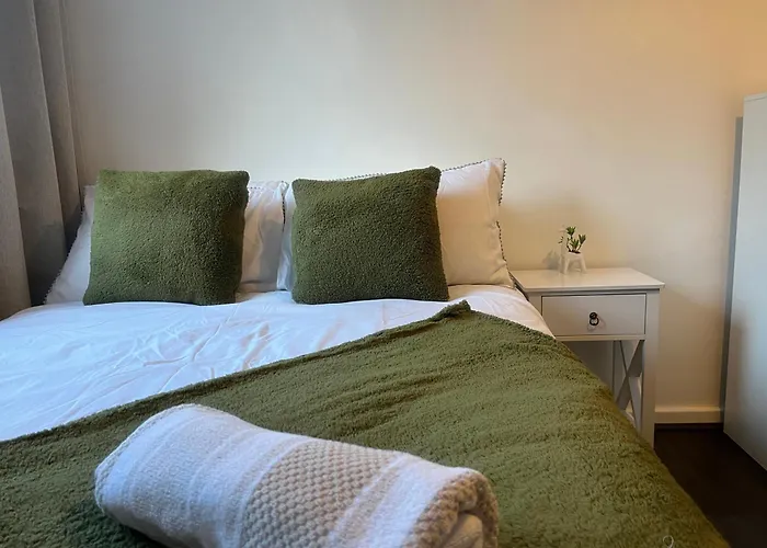 Two Bedroom House With Free Parking Liverpool