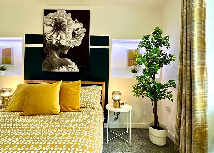 Spacious Bournemouth Group Haven: 8-Bedroom Comfort Near Town & Beach