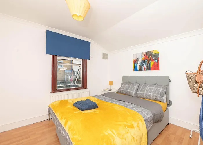 Xtra Large 4 Bedroom House With Heating Sleeps 14 Near Station And Excel London