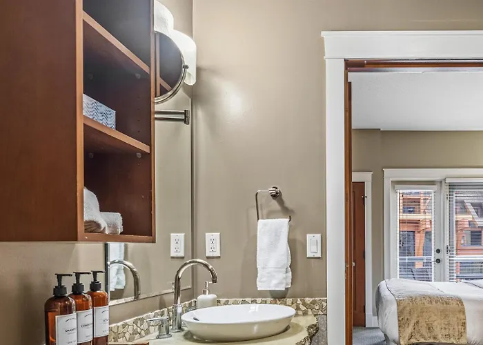 Sophisticated Mountain Condo Pool & Hot Tub Canmore