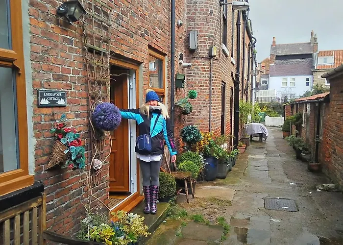 Endeavour Cottage Whitby Quiet Old Yard Fishermans Cottage
