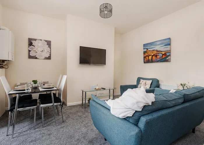 Spacious 4Br Home Near Etihad - Free Parking - 5 Min Train Station Manchester