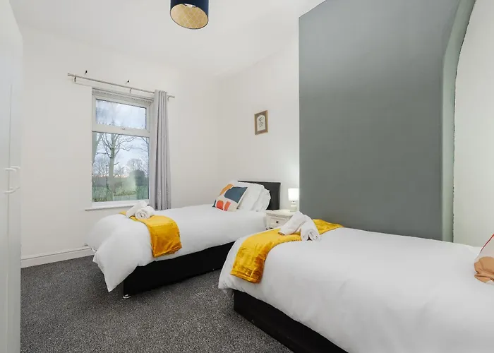 Spacious 4Br Home Near Etihad - Free Parking - 5 Min Train Station Manchester