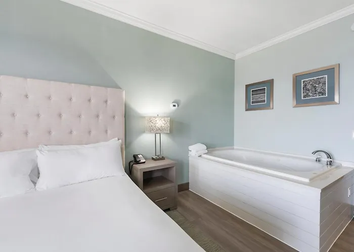 Cherry Tree Inn & Suites Traverse City