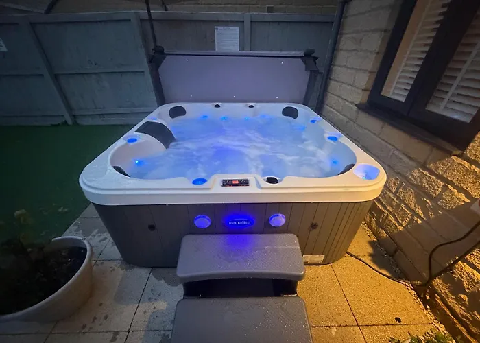Dairy Cottage Whitby- Hot Tub - 4 Beds