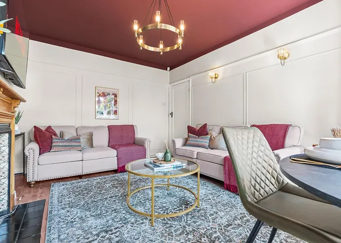 B13 0Au 5 Double Beds 6 Beds - 5 Bedrooms - Lwb Van X2 Parking-Edgbaston Harborne Nr Pershore Road Digbeth Nia O2 Academy Nr City Centre Excellent Location - By Samina, Arz Stays Birmingham