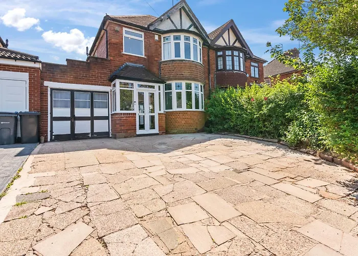 B13 0Au 5 Double Beds 6 Beds - 5 Bedrooms - Lwb Van X2 Parking-Edgbaston Harborne Nr Pershore Road Digbeth Nia O2 Academy Nr City Centre Excellent Location - By Samina, Arz Stays Birmingham