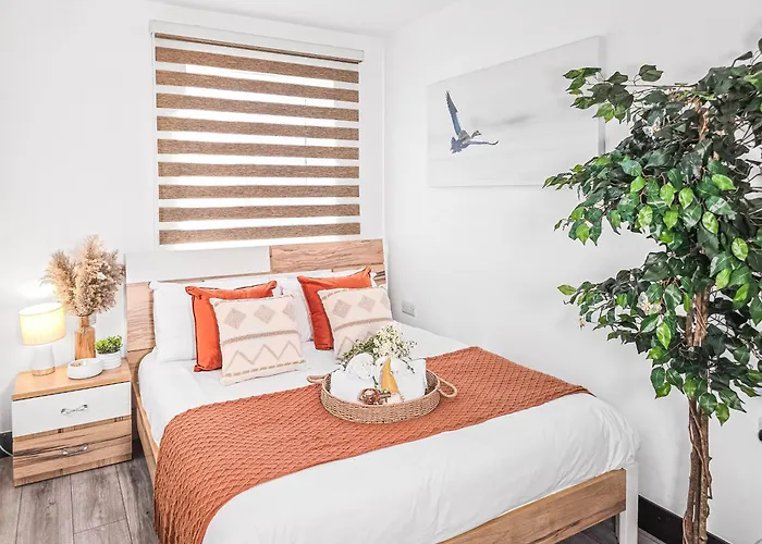 The Cozy Chapter - Spacious Apartments Near Manchester City Centre & Old Trafford