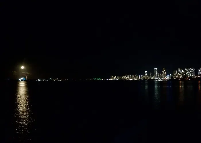 Drift Flotel - Luxury Houseboat Accommodation Gold Coast