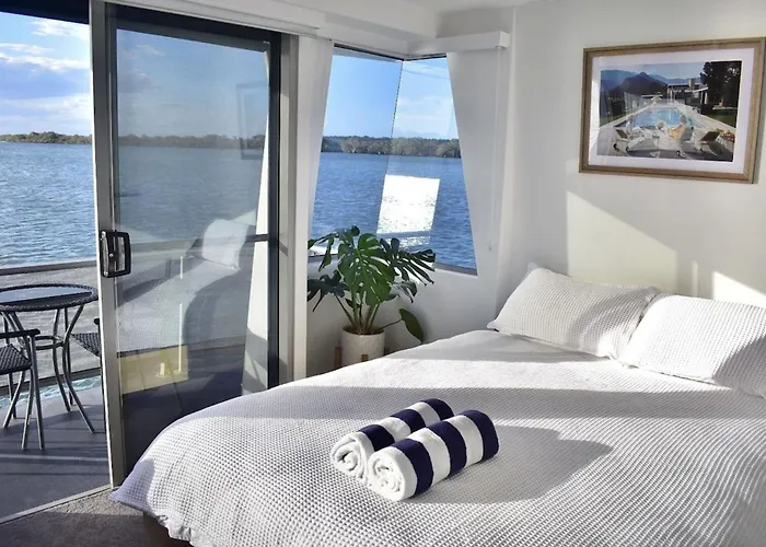 Drift Flotel - Luxury Houseboat Accommodation Gold Coast
