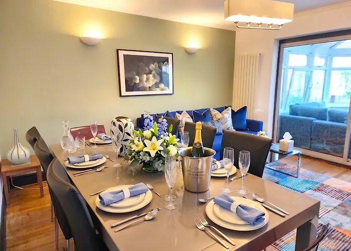 5 Bedroom Villa, Oxford, 4-Free Parking Spaces, Wifi, Garden, Spacious