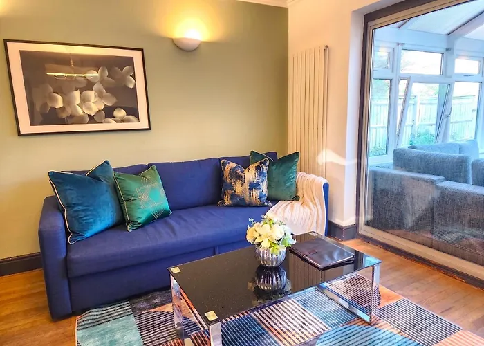 5 Bedroom Villa, Oxford, 4-Free Parking Spaces, Wifi, Garden, Spacious