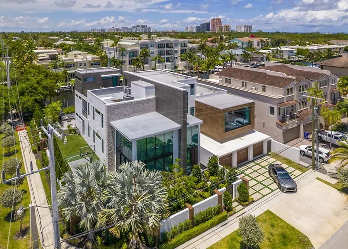 Three Story Waterfront Villa With Basketball And Mini Golf Fort Lauderdale