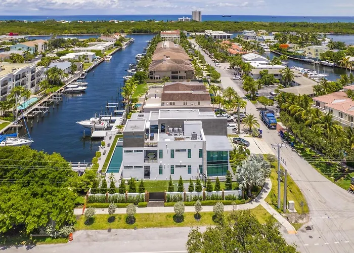 Three Story Waterfront Villa With Basketball And Mini Golf Fort Lauderdale