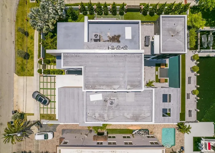 Three Story Waterfront Villa With Basketball And Mini Golf Fort Lauderdale