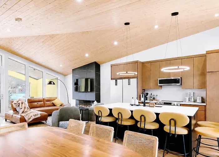 Luxury 4 Bedroom Retreat With Hot Tub And Epic Mountain View Canmore