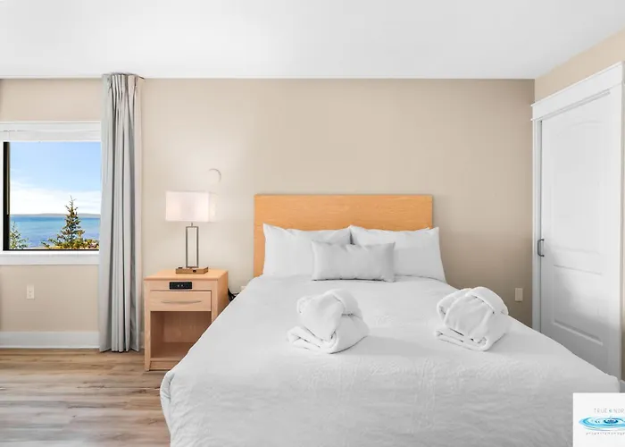 Gold Coast Inn - At The Bay In Traverse City