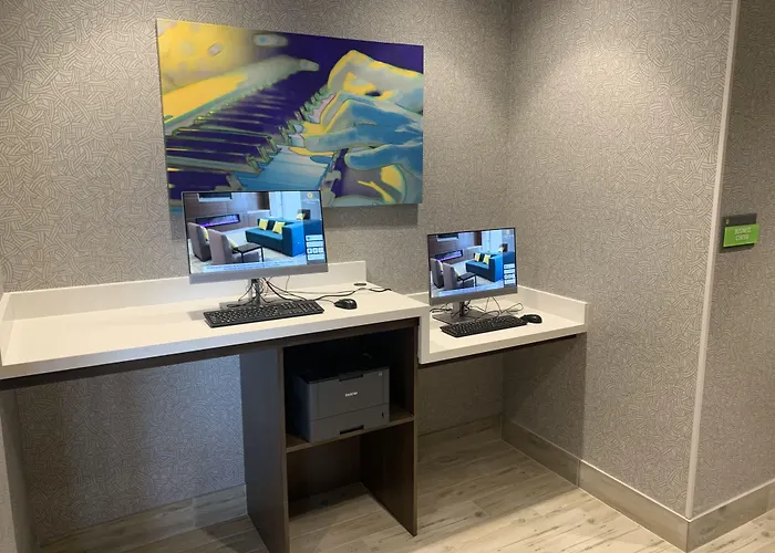 La Quinta Inn & Suites By Wyndham Kansas City Beacon Hill
