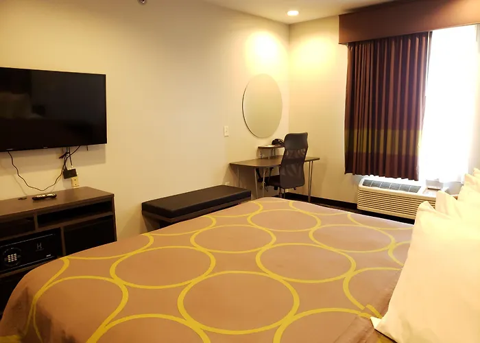 Super 8 By Wyndham St. Louis North Hotel