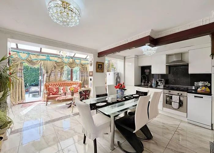 Cheerful 4 Bedroom House With Garden Free Parking London