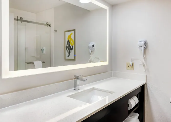Comfort Inn & Suites Saint Louis Lafayette Square