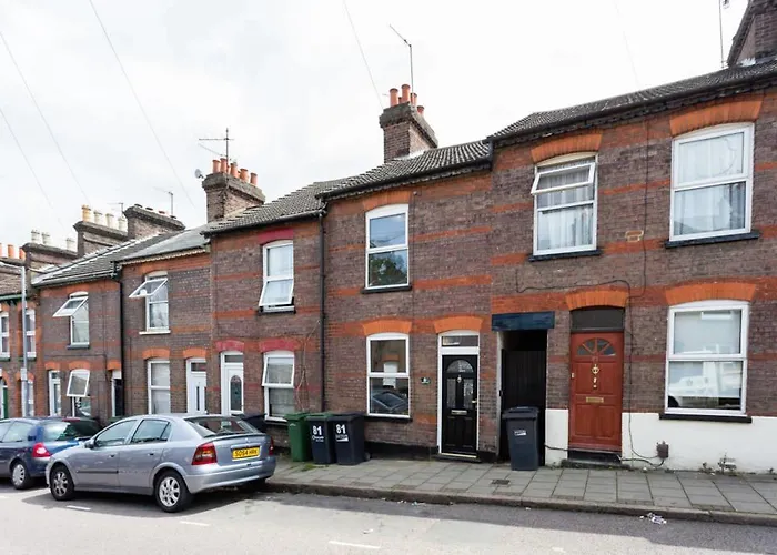 Ashton House - Stylish 2 Bedroom House, Close To Luton Town Center & Airport