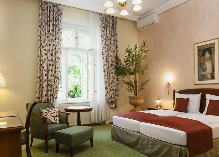 Hotels with Free ParkingPark Villa