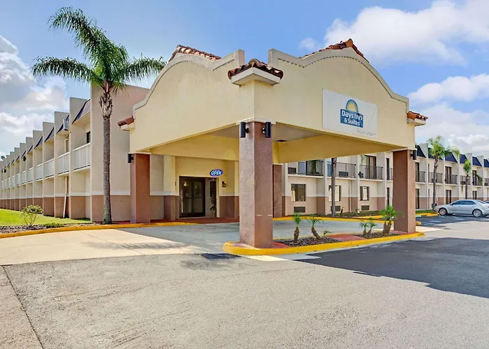 Days Inn & Suites By Wyndham Tampa Fairground-Casino-Ybor