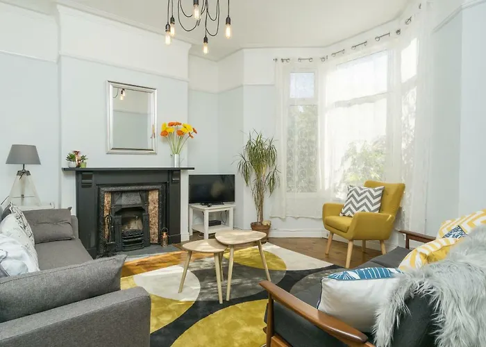 House For Families Or Groups Near Cardiff City Centre