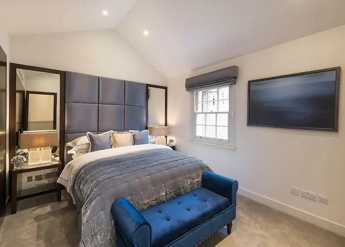 Knightsbridge Mews House Private Mews, Harrods & Parking Included Villa London